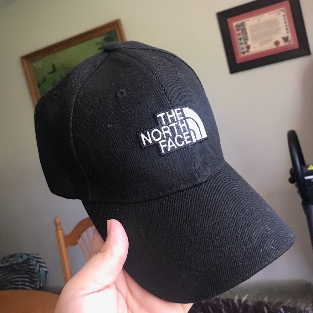 Black North Face hat